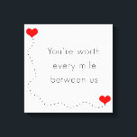 Toile minimaliste "vous valez chaque kilomètre entre nou<br><div class="desc">Design clair et simple représentant l'expression romantique "vous valez chaque kilomètre entre nous" et deux coeurs rouges reliés par une longue ligne pointillée. Un cadeau parfait pour quelqu'un dans une relation longue distance. Vous pouvez customiser le produit en changeant l'arrière - plan ou en ajoutant une photo.</div>