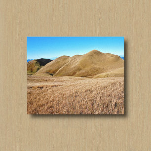 Toile Montagne avec de l'herbe brune et un ciel bleu