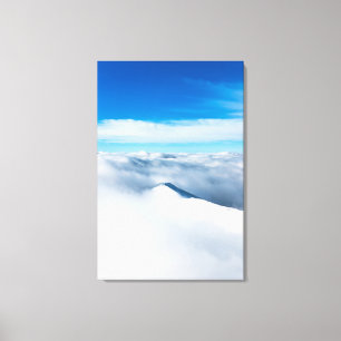 Toile Montagne d'hiver enneigée dans les nuages