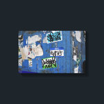 Toile New York City Graffiti Street Art<br><div class="desc">Le design présente une photo couleur originale d'autocollants, d'étiquettes de peinture spraypaint et de graffitis à New York. Photo prise dans le centre de Manhattan, New York. Cette photographie est également disponible sur une gamme d'autres produits. De nombreuses autres photos de New York et de nature sont également disponibles dans...</div>