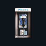 Toile New York Public Pay Phone, Retro Phone Booth<br><div class="desc">Cette oeuvre capture un aperçu nostalgique d'un téléphone payant de New York City. Le design, avec ses caractéristiques distinctes, évoque un sens de l'histoire de la ville et de l'époque où ces téléphones étaient un point de vue commun sur ses trottoirs. C'est un rappel d'un temps avant l'utilisation généralisée du...</div>