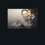 Toile Noms de script moderne personnalisés photo de mari<br><div class="desc">Célébrez votre histoire d'amour avec cette élégante toile photo de mariage personnalisée, mettant en vedette votre photo préférée, vos noms en écriture moderne et la date de votre mariage. Conçue à la fois comme une décoration de mariage élégante et un souvenir de décoration intérieure durable, cette toile tendue est un...</div>