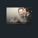 Toile Noms de script moderne personnalisés photo de mari<br><div class="desc">Célébrez votre histoire d'amour avec cette élégante toile photo de mariage personnalisée, mettant en vedette votre photo préférée, vos noms en écriture moderne et la date de votre mariage. Conçue à la fois comme une décoration de mariage élégante et un souvenir de décoration intérieure durable, cette toile tendue est un...</div>
