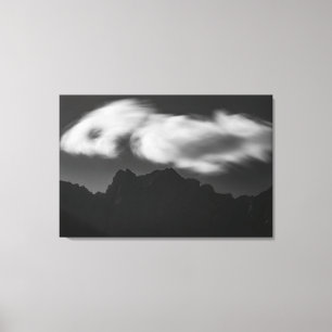 Toile Nuages au-dessus de la silhouette de montagne
