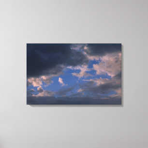 Toile Nuages de tempête contre le ciel bleu