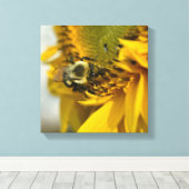 Toile Occupé Bee sur un tournesol (Insitu (Plancher de Bois))
