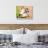 Toile Papillon Peacock blanc sur Fleurs violettes (Insitu(Chambre))