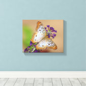 Toile Papillon Peacock blanc sur Fleurs violettes (Insitu (Plancher de Bois))