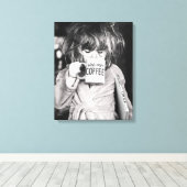 Toile Petite fille boit du café (Insitu (Plancher de Bois))