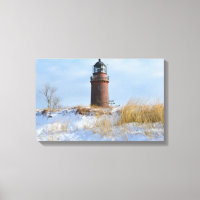 Phare de Sturdy sur une côte rocheuse en hiver