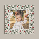 Toile Photo classique de cadre floral de Noël<br><div class="desc">Cette belle impression photo en toile de vacances présente un motif floral et verdoyant dessiné à la main dans les couleurs classiques de Noël, vert foncé, rouge bordeaux, et ivoire, sur un arrière - plan de couleur personnalisé (montré dans le beige de sable clair). Un petit cadre couleur ivoire permet...</div>