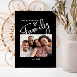 Toile Photo de famille mignonne et moderne | Noir<br><div class="desc">Cet art photo de famille simple et élégant présente votre photo personnelle préférée,  avec le mot "famille" apparaissant dans la typographie manuscrite moderne blanche,  avec un coeur tiré à la main mignon sur un arrière - plan noir foncé. Ajoutez votre nom de famille et votre date d'établissement.</div>