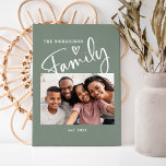 Toile Photo de famille mignonne et moderne | Sage Green<br><div class="desc">Cet art photo de famille simple et élégant présente votre photo personnelle préférée,  avec le mot "famille" apparaissant dans la typographie manuscrite moderne blanche,  avec un coeur tiré à la main mignon sur un arrière - plan vert sage. Ajoutez votre nom de famille et votre date d'établissement.</div>