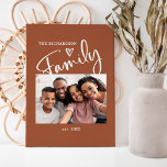 Toile Photo de famille mignonne et moderne | Terracotta<br><div class="desc">Cet art photo de famille simple et élégant présente votre photo personnelle préférée,  avec le mot "famille" apparaissant dans la typographie manuscrite moderne blanche,  avec un coeur tiré à la main mignon sur un arrière - plan en terre cuite boho. Ajoutez votre nom de famille et votre date d'établissement.</div>