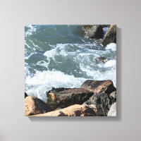 Photo de l'eau éclaboussant sur les rochers