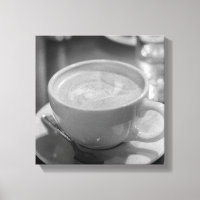 Photo en noir et blanc de café/latté avec cuillère