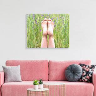 Toile pieds nus dans les fleurs sauvages de la prairie