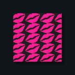 Toile Pink lipstick baiser pop art rose et noir<br><div class="desc">Un design pop art de rouge à lèvres rose chaud contre un arrière - plan noir personnalisable. Ce joli design motif pop art est moderne et à la mode dans un design pop punk. Convient pour une chambre d'ado ou tout amateur de pop art.</div>