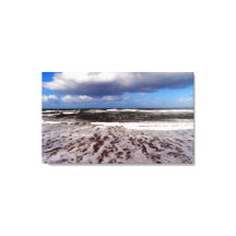 Plage de sable, nuages dans le ciel bleu. tableau.