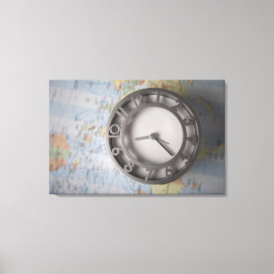 Toile Plan rapproché d'une horloge devant une carte