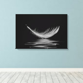 Toile plume blanche flottant sur de l'eau noire (Insitu (Plancher de Bois))