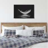 Toile plume blanche flottant sur de l'eau noire (Insitu(Chambre))