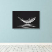 Toile plumes blanches flottant sur l'eau noire (Insitu (Plancher de Bois))