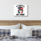 Toile Pro Democracy - Anti Trump Messy Bun drapeau améri (Insitu(Chambre))