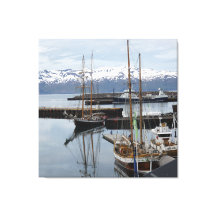 Reflets de grand voilier dans un port d'Islande du
