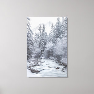 Toile Rivière traversant la forêt d'hiver enneigée Mojst