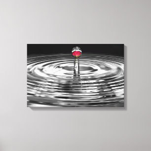 Toile rose rouge dans la gouttelette d'eau