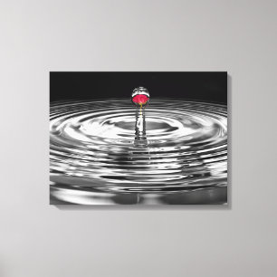 Toile rose rouge dans une goutte d'eau