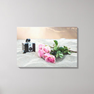 Toile roses roses dans le sable avec un appareil photo r