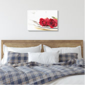 Toile roses rouges romantiques sur une assiette à dîner (Insitu(Chambre))