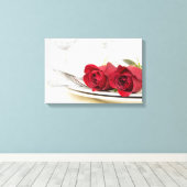Toile roses rouges romantiques sur une assiette à dîner (Insitu (Plancher de Bois))