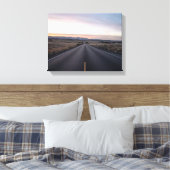 Toile route en béton noir entre steppe (Insitu(Chambre))