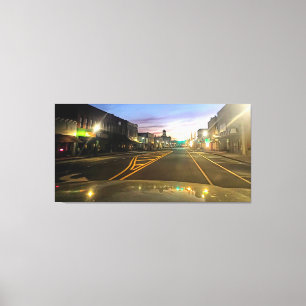 Toile Rue tranquille d'une petite ville au coucher du so