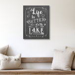 Toile Rustic Life is Better on the Lake Chalkboard<br><div class="desc">Cette oeuvre murale de style ferme en toile de style typographique a une allure d'art de tableau noir, avec son arrière - plan de tableau et ses polices de texte blanches. C'est parfait pour une maison de lac ou pour toute personne qui aime être au lac. Créé par Simply Farmhouse...</div>