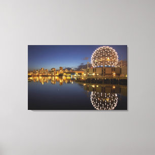 Toile Science World et CBD reflétés dans False Creek,