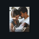 Toile Script de la famille personnalisée photo personnal<br><div class="desc">Customisez cette toile étirée avec votre photo de famille préférée. Doté d'une superposition blanche de type "Family" moderne. Un souvenir précieux à exposer dans votre maison.</div>