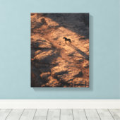 Toile Silhouette de cheval solitaire au coucher de feu (Insitu (Plancher de Bois))