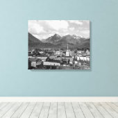 Toile Sitka, Alaska avec trois soeurs en Arrière - plan (Insitu (Plancher de Bois))
