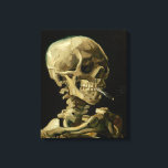 Toile Squelette avec cigarette brûlante | Vincent van Go<br><div class="desc">Skull of a Skeleton with Burning Cigarette (1886) de Vincent van Gogh est un tableau saisissant et non conventionnel qui présente un crâne humain avec une cigarette allumée entre ses dents. L'arrière - plan foncé améliore l'étourdissement de la figure squelettique, tandis que le petit panache de fumée ajoute un sentiment...</div>