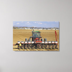 Toile Tracteur tirant un semoir de maïs semence.