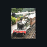 TOILE TRAINS À VAPEUR<br><div class="desc">Un train à vapeur magnifiquement restauré et des chariots d'une époque révolue arrivent à la gare. Angleterre Royaume-Uni.</div>