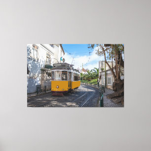 Toile Tramway jaune rétro dans la rue à Lisbonne, Portug