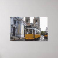 Tramway jaune sur la cathédrale de Lisbonne au Por