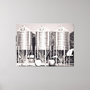 Toile Trois silos métalliques en noir et blanc