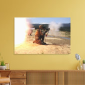 Toile Un agresseur tire une grenade propulsée par fusée (Insitu(Salon))