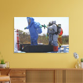 Toile Un aviateur se tient dans une baignoire (Insitu(Salon))